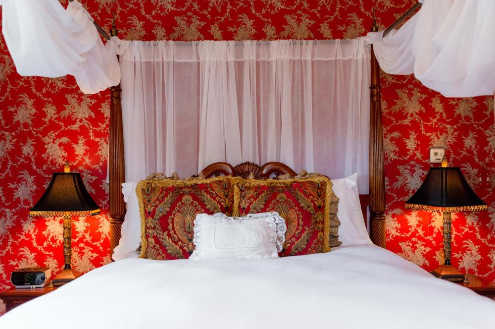 Queen Room interior