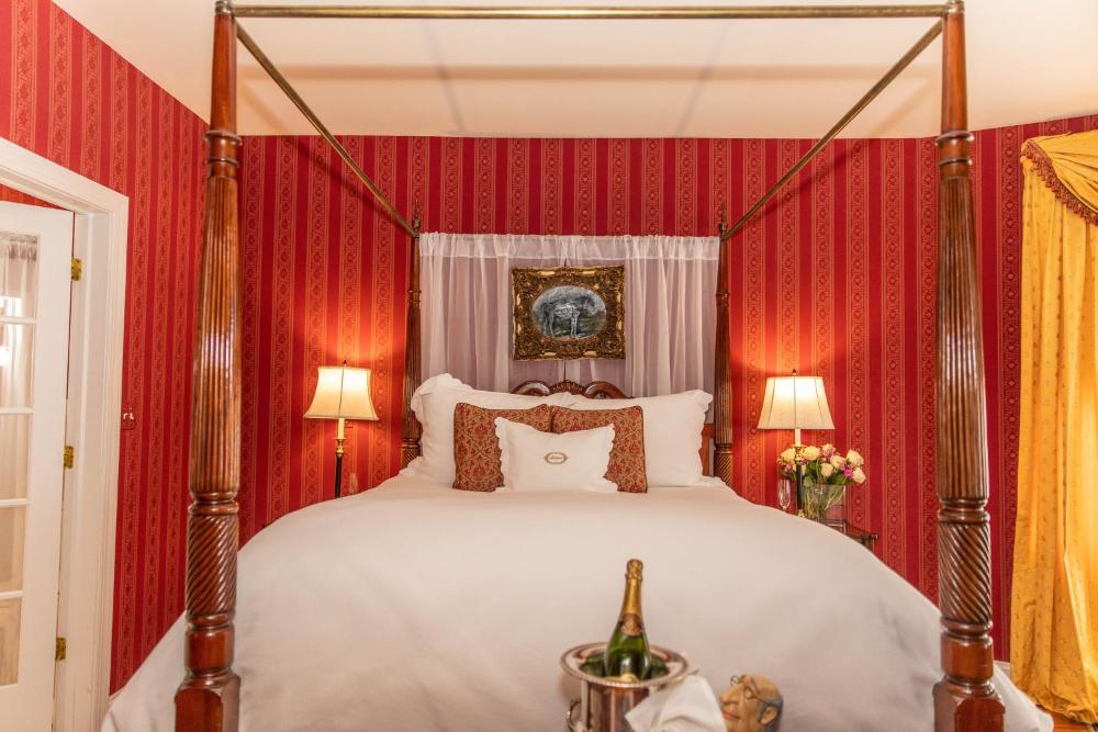 Queen Room interior